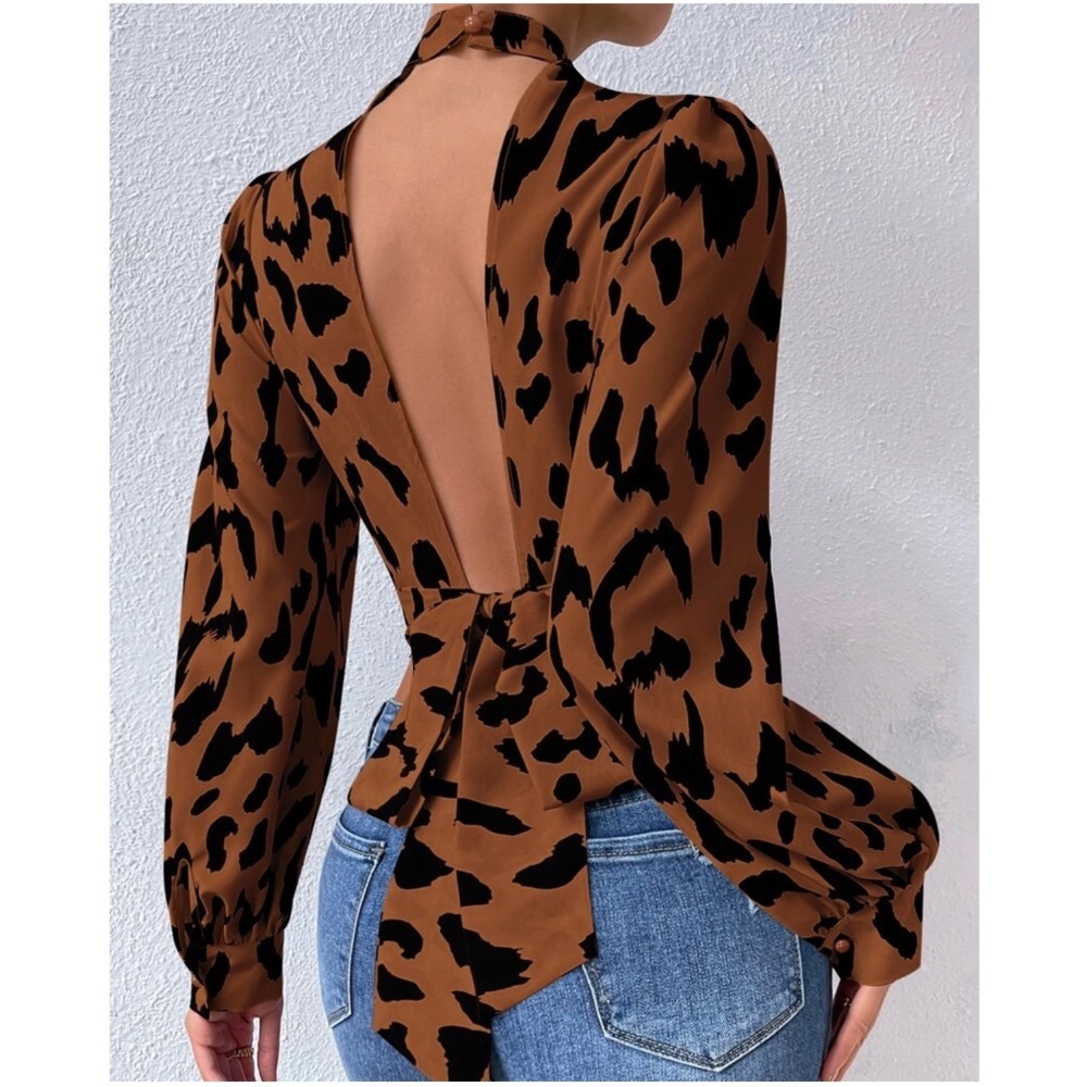 Leopard print mock neck open back crop top - Picture 2 of 6